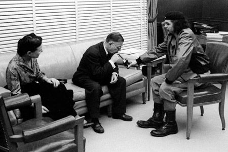 سارتر وشي غيفارا وسيمون دي بوفوار في كوبا عام 1960.